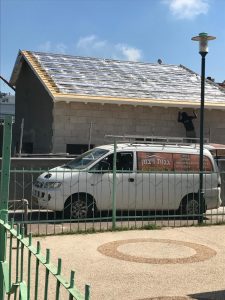 ריצפת עץ הפרדה בין הקומות וגג רעפים מבודד